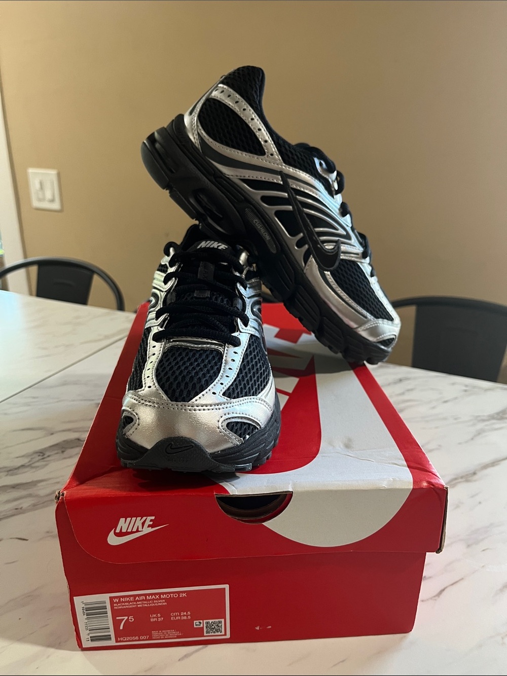 Nike Men’s Black & Silver Athletic Running Shoes